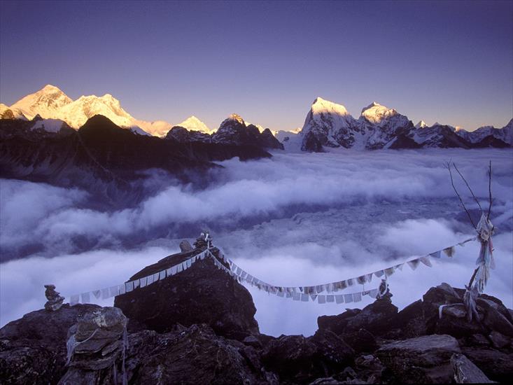 Tapety Widoki - Prayer Flags on Everest, Nepal.jpg