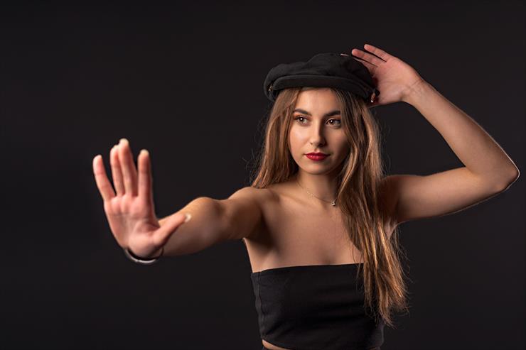 1ZoomMe - Oriane_Pose_Hands_Hair_Beret_616930_1280x853.jpg